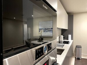 Frigorífico, microondas, horno y placa de cocina