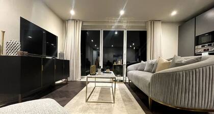Sophisticated 1BR, 1 BA Chigwell Designer Flat