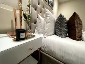 2 slaapkamers, een bureau, een strijkplank/strijkijzer, wifi