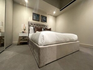 2 bedrooms, desk, iron/ironing board, WiFi