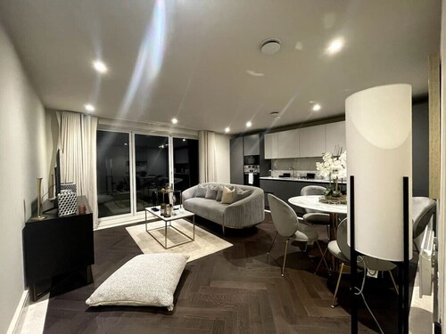 Sophisticated 1BR, 1 BA Chigwell Designer Flat