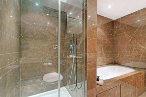 Hair dryer, towels - Hi-End 2BR, 2BA, Apt, Heart of Canary Wharf (Greater London)