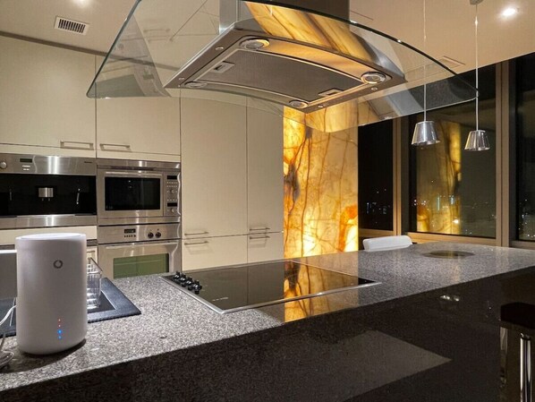Kühlschrank, Mikrowelle, Ofen, Herdplatte