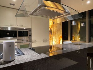 Réfrigérateur, micro-ondes, four, plaque de cuisson