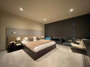 3 bedrooms, desk, iron/ironing board, WiFi - Hi-End 2BR, 2BA, Apt, Heart of Canary Wharf (Greater London)