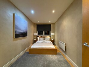 2 bedrooms, desk, iron/ironing board, WiFi