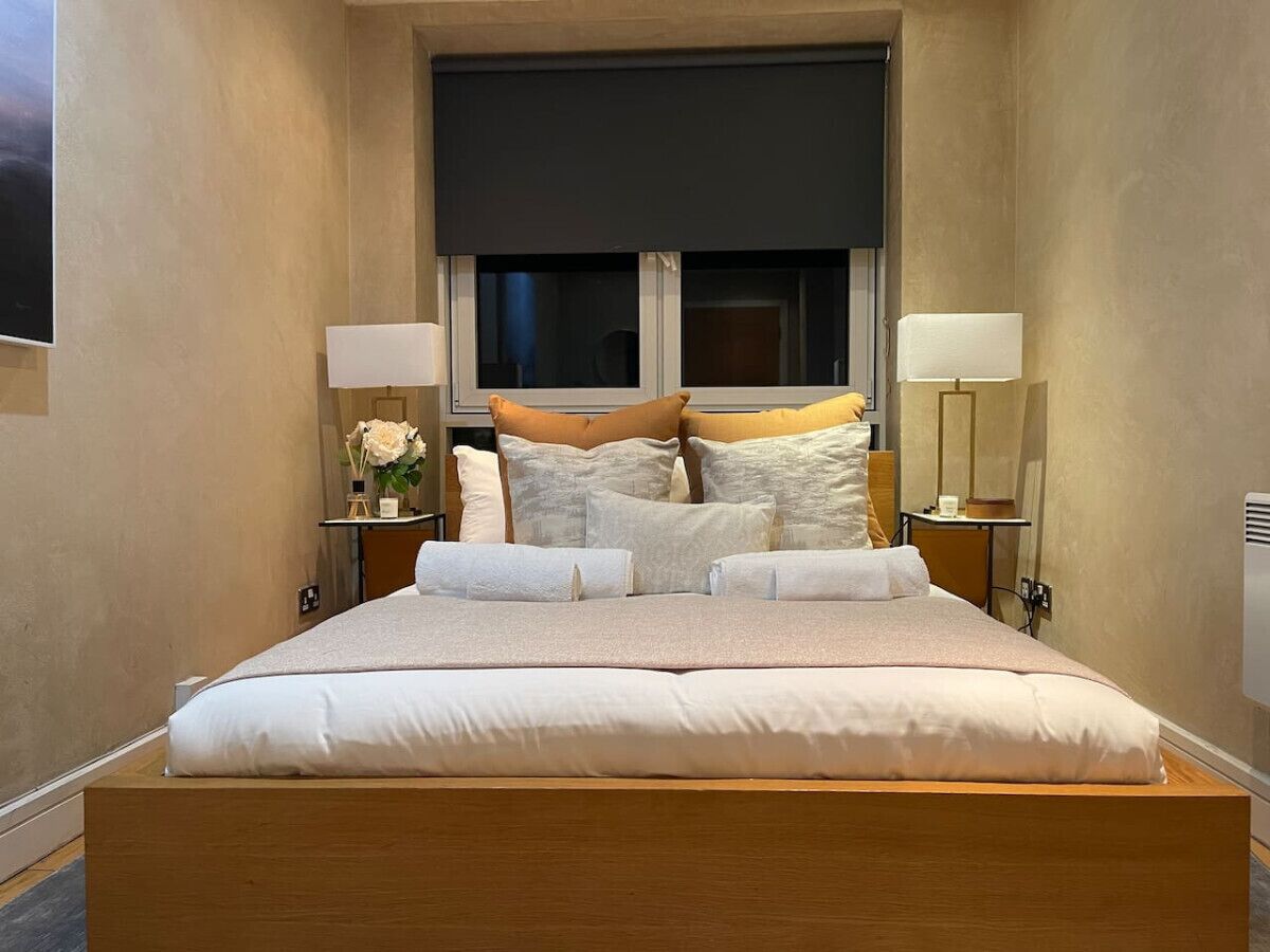 2 bedrooms, desk, iron/ironing board, WiFi