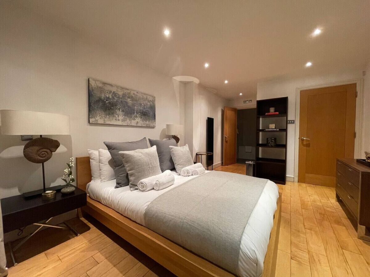 2 bedrooms, desk, iron/ironing board, WiFi