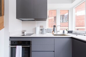 Een koelkast, een magnetron, een oven, een kookplaat