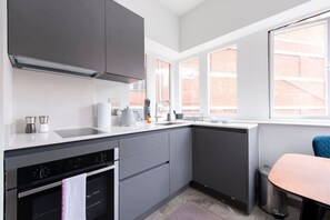 Frigorífico, microondas, horno y placa de cocina