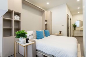 Desk, iron/ironing board, WiFi, bed sheets