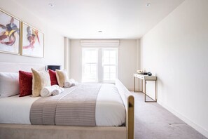 2 soverom, skrivebord, strykejern/-brett og wi-fi