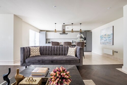 Stunning 2BA, 2BR, Apt, Desirable Chigwell