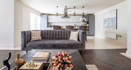 Stunning 2BA, 2BR, Apt, Desirable Chigwell