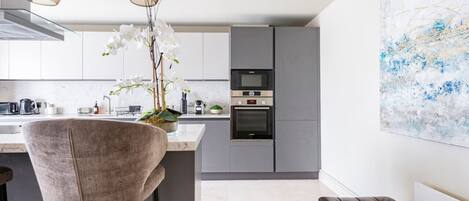 Réfrigérateur, micro-ondes, four, plaque de cuisson