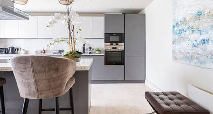 Stunning 2BA, 2BR, Apt, Desirable Chigwell