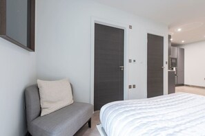 Escritorio, tabla de planchar con plancha, wifi y ropa de cama 