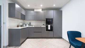 Frigorífico, microondas, horno y placa de cocina