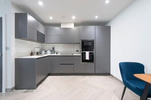 Een koelkast, een microgolfoven, een oven, een kookplaat