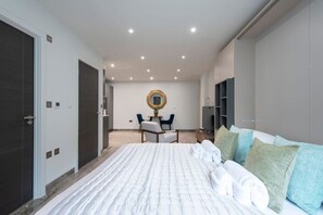 Een bureau, een strijkplank/strijkijzer, wifi, beddengoed