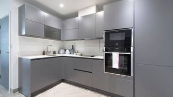 Frigorífico, microondas, horno y placa de cocina