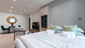 Desk, iron/ironing board, WiFi, bed sheets