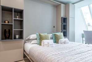 Een bureau, een strijkplank/strijkijzer, wifi, beddengoed