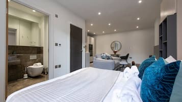 Desk, iron/ironing board, WiFi, bed sheets