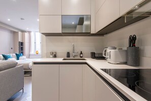 Réfrigérateur, micro-ondes, four, plaque de cuisson