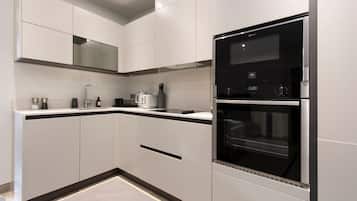 Jääkaappi, mikroaaltouuni, uuni, liesi