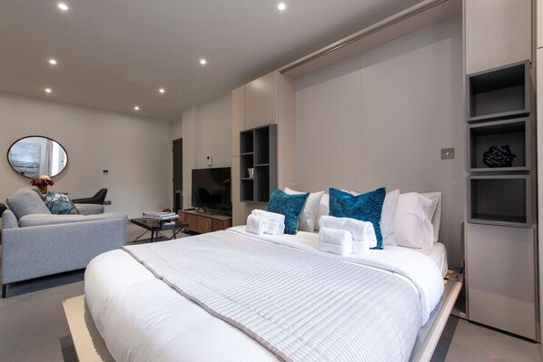 مكتب ومكواة/لوح كي وواي فاي وملاءات أسرّة