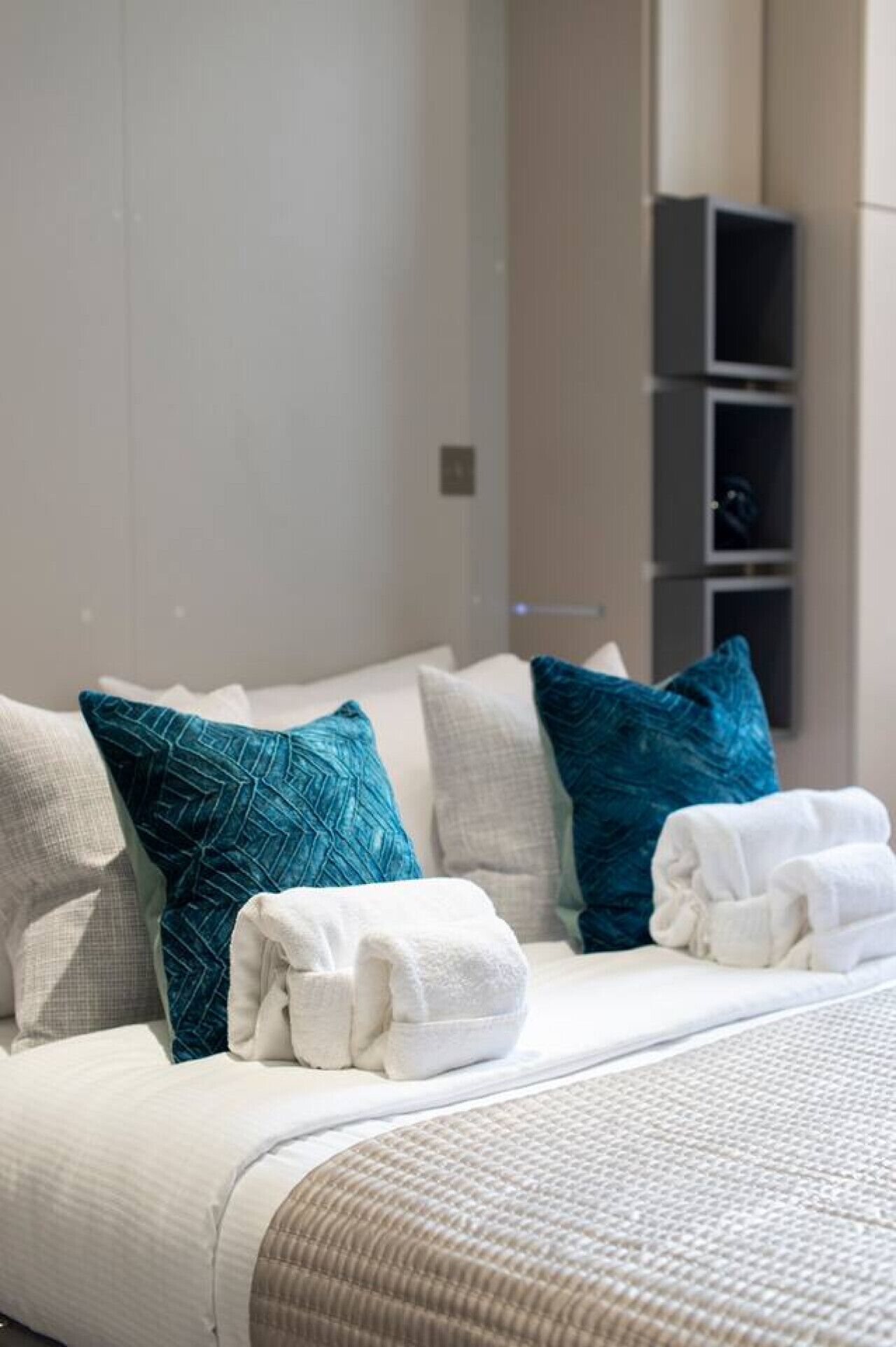 Desk, iron/ironing board, WiFi, bed sheets