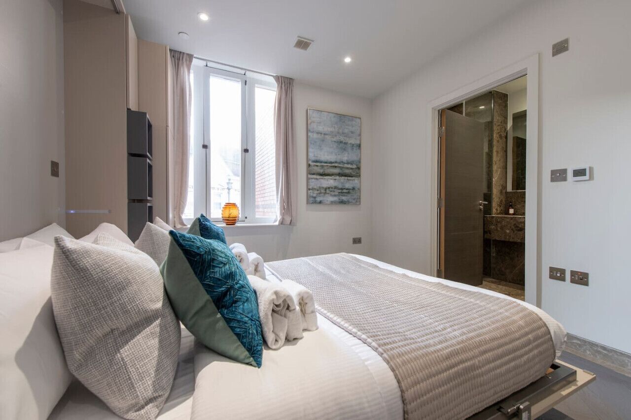 Escritorio, tabla de planchar con plancha, wifi y ropa de cama 