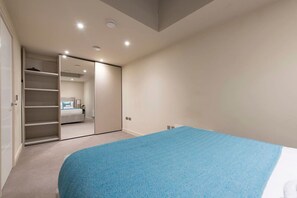 Desk, iron/ironing board, WiFi, bed sheets