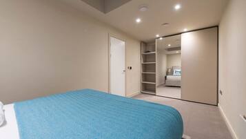 Desk, iron/ironing board, WiFi, bed sheets