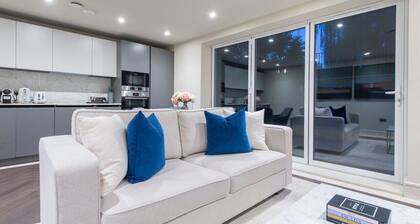 Garden Haven: Luxe 1BR 1BA Chigwell Retreat