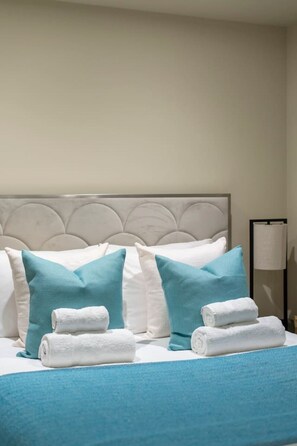 Desk, iron/ironing board, WiFi, bed sheets