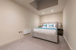 Desk, iron/ironing board, WiFi, bed sheets