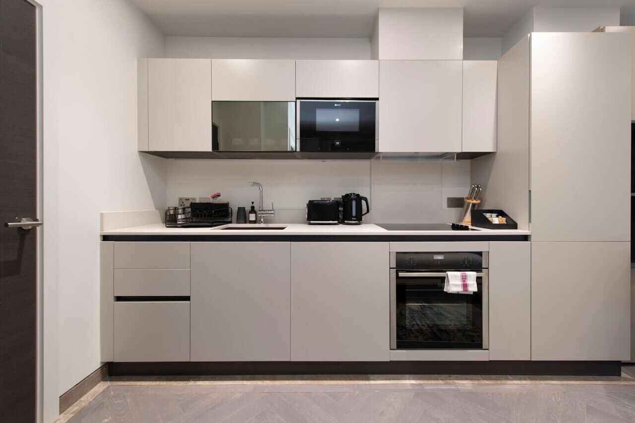 Een koelkast, een microgolfoven, een oven, een kookplaat