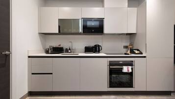 冰箱、微波炉、烤箱、炉灶