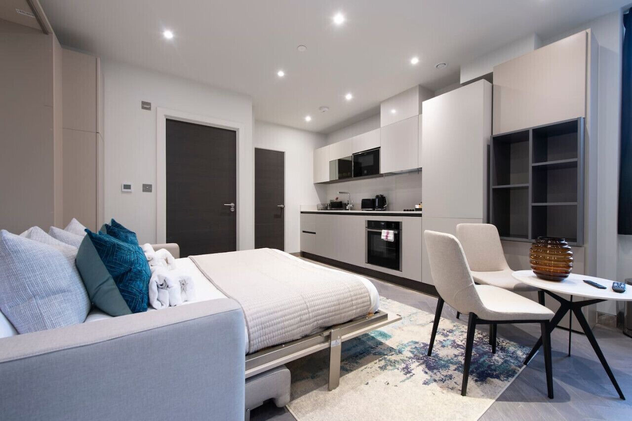 Een bureau, een strijkplank/strijkijzer, wifi, beddengoed