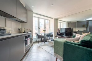 Jääkaappi, mikroaaltouuni, uuni, liesi