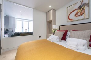 2 bedrooms, desk, iron/ironing board, WiFi
