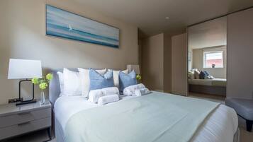 2 bedrooms, desk, iron/ironing board, WiFi