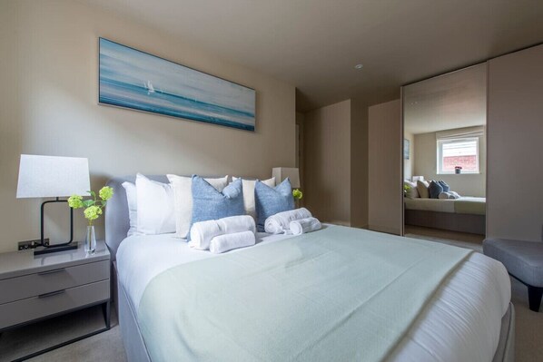 2 bedrooms, desk, iron/ironing board, WiFi