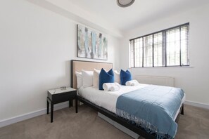 2 bedrooms, desk, iron/ironing board, WiFi