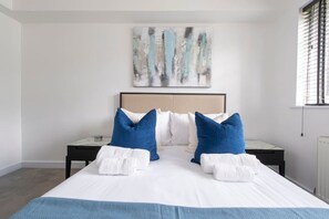 2 bedrooms, desk, iron/ironing board, WiFi