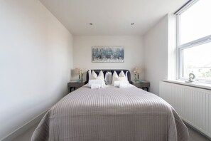 Desk, iron/ironing board, WiFi, bed sheets