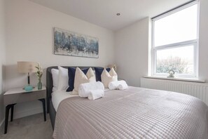 Työpöytä, silitysrauta/-lauta, Wi-Fi, vuodevaatteet