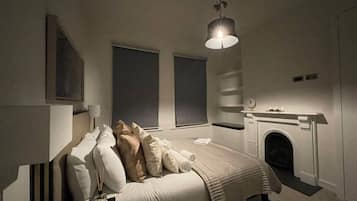 4 bedrooms, desk, iron/ironing board, WiFi